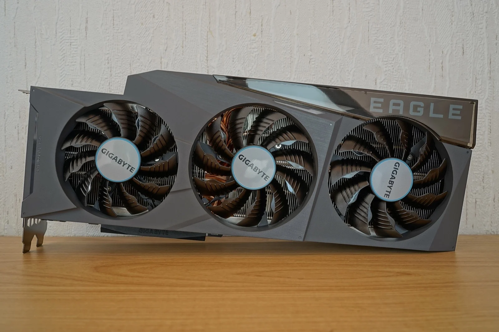 Carte graphique GeForce RTX 3090 avec 24 Go de VRAM, posée sur un bureau. La mémoire vidéo est la contrainte que la quantisation cherche à contourner.